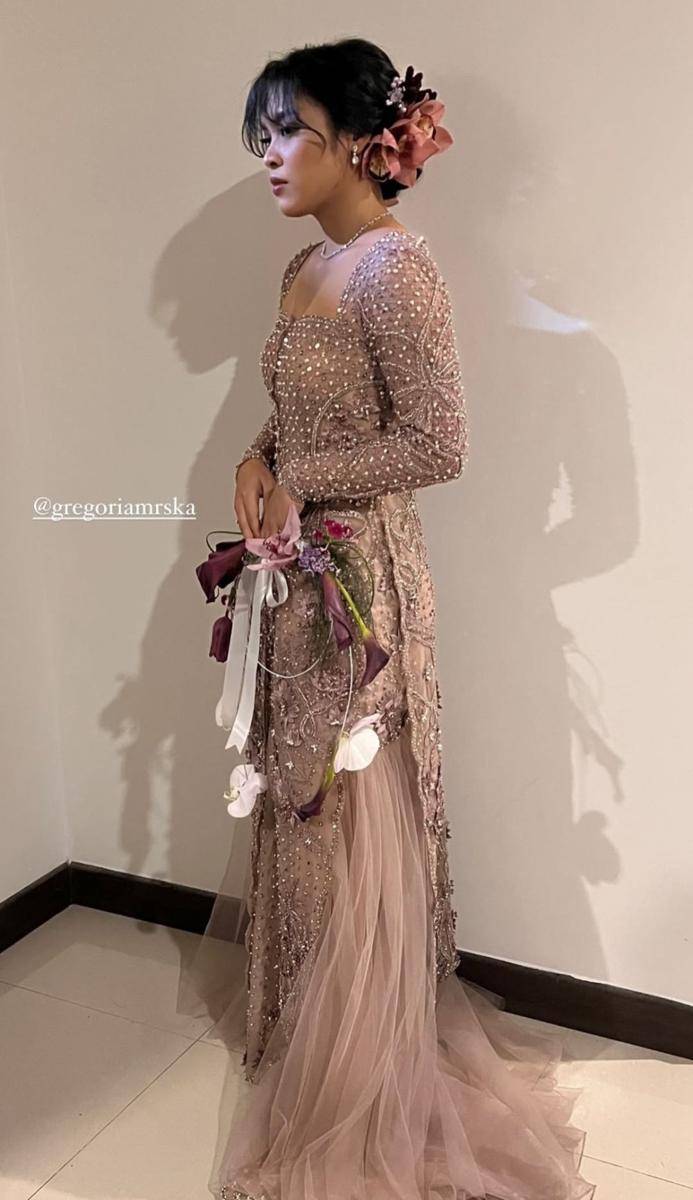 Gaya resepsi Gregoria Mariska Tunjung dan Mikha Angelo. (Instagram.com/handsbyjeje)