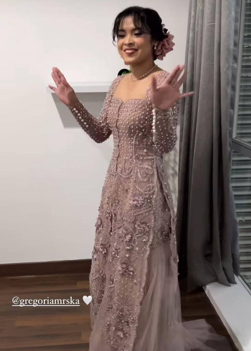 Gaya resepsi Gregoria Mariska Tunjung dan Mikha Angelo. (Instagram.com/handsbyjeje)