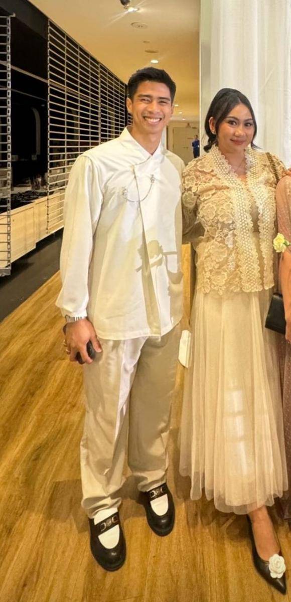 Gaya tamu resepsi pernikahan Mikha Angelo dan Gregoria Mariska Tunjung. (Instagram.com/nazhiiranadia)