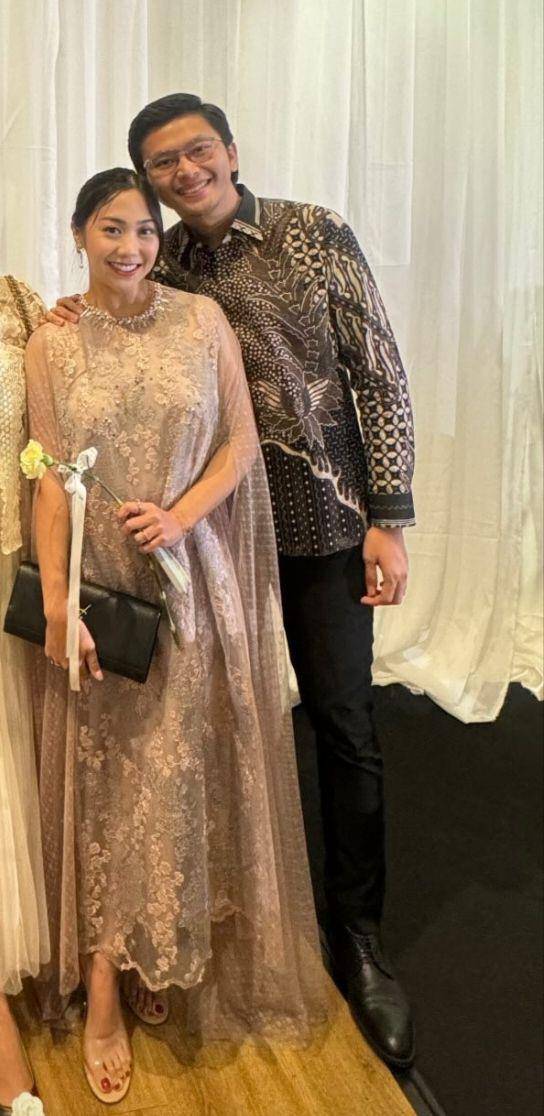 Gaya tamu resepsi pernikahan Mikha Angelo dan Gregoria Mariska Tunjung. (Instagram.com/nazhiiranadia)