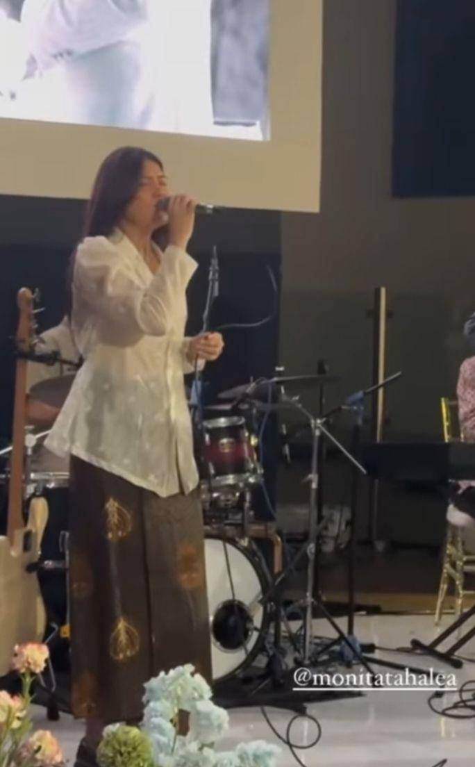 Gaya tamu resepsi pernikahan Mikha Angelo dan Gregoria Mariska Tunjung. (Instagram.com/monitatahalea)