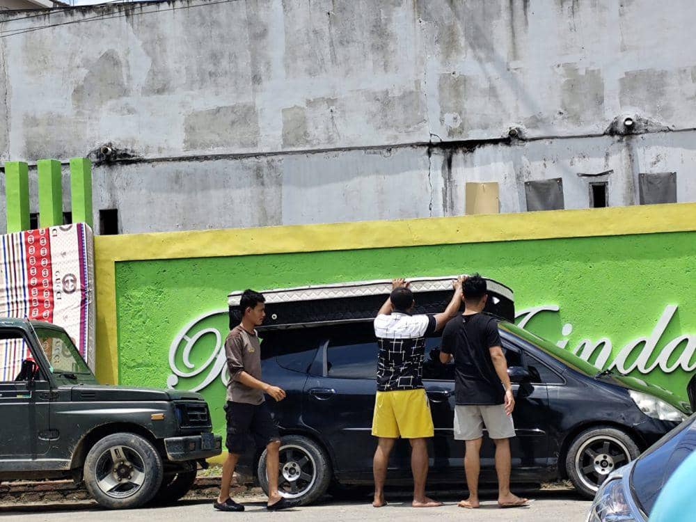 Warga di Tanjung Senang sedang membersihkan rumahnya sendiri. (IDN Times/Muhaimin)