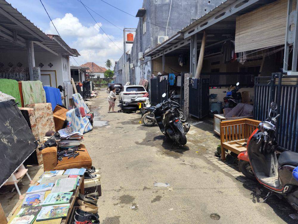 Warga di Tanjung Senang sedang membersihkan rumahnya sendiri. (IDN Times/Muhaimin)