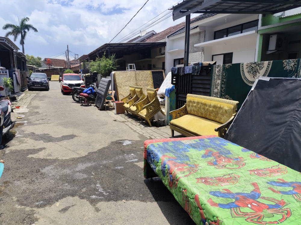 Warga di Tanjung Senang sedang membersihkan rumahnya sendiri. (IDN Times/Muhaimin)