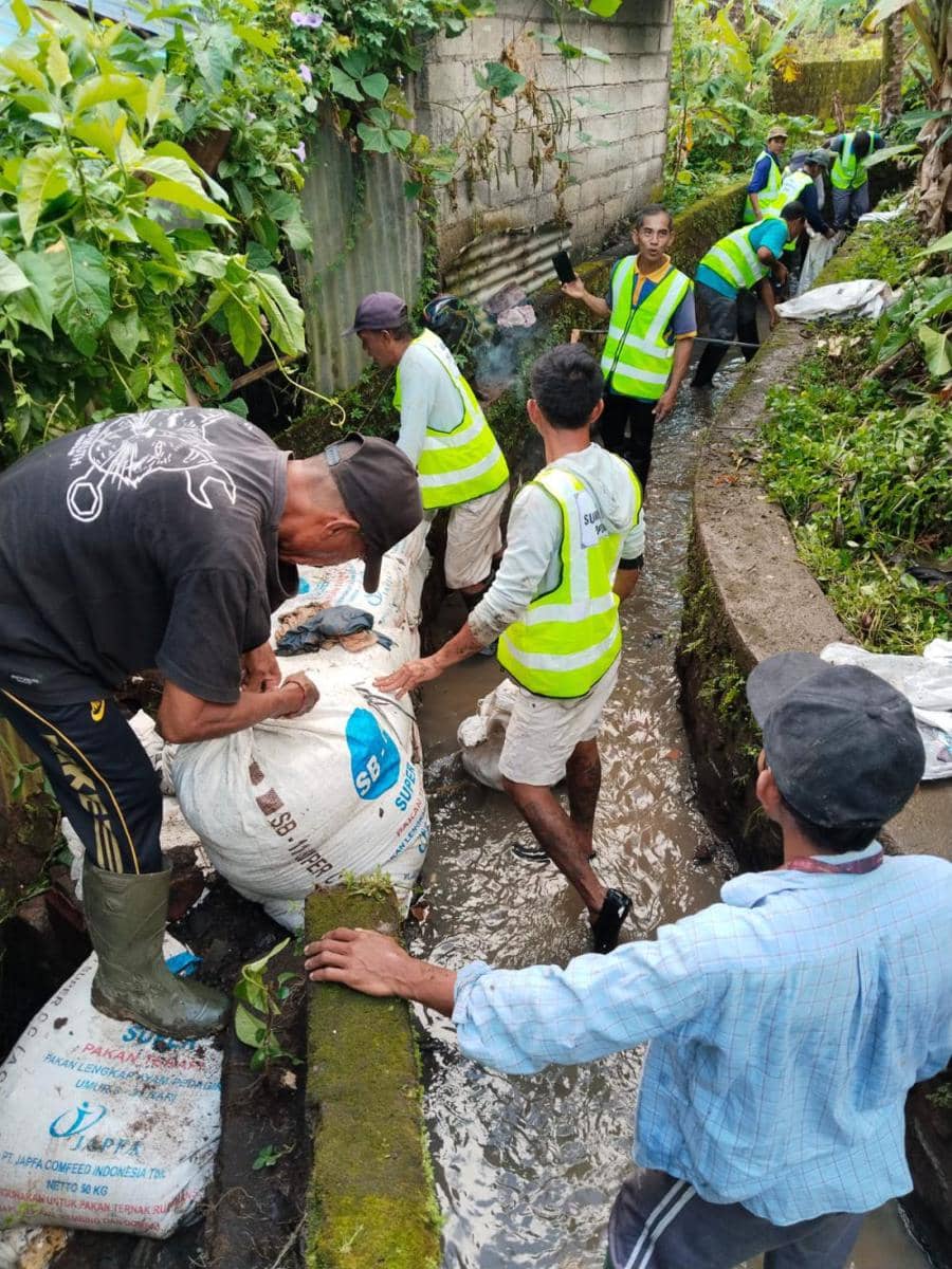 Karung pasir jadi tanggul darurat untuk menutupi saluran irigasi yang jebol. (Dok.Pribadi/Muhammad Ibnu Khaldun)