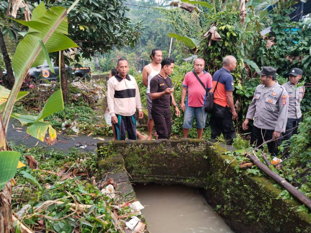 Karung pasir jadi tanggul darurat untuk menutupi saluran irigasi yang jebol. (Dok.Pribadi/Muhammad Ibnu Khaldun)