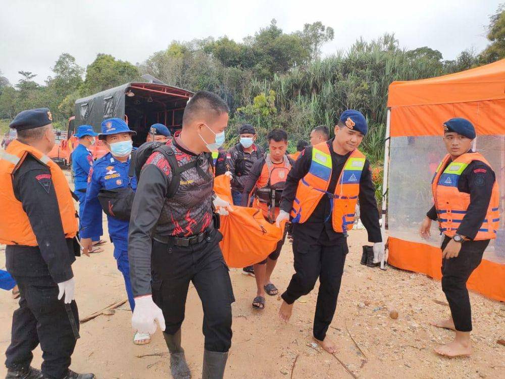 Tim SAR gabungan saat membawa salah satu korban insiden truk terjun ke Sungai Segati yang telah dibungkus dengan kantong mayat (IDN Times/ dok Polda Riau)