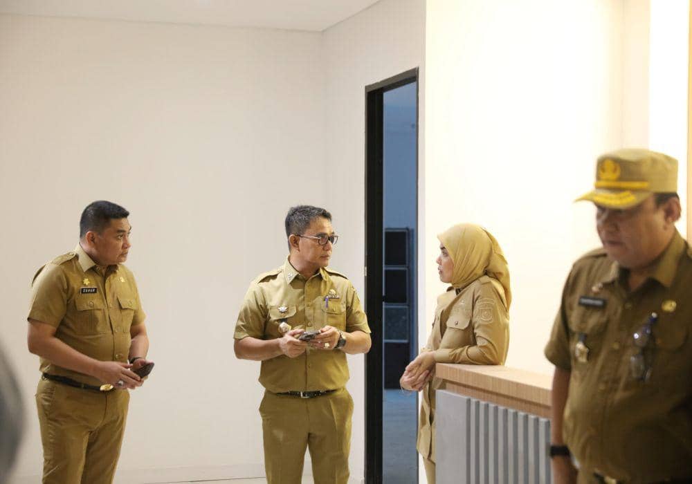 Wakil Wali Kota Makassar, Aliyah Mustika Ilham, didampingi Pj Sekda Irwan Adnan meninjau ruang kerja di Balai Kota pada hari pertama berkantor, Senin (24/02/2025). (Dok. Humas Pemkot Makassar)