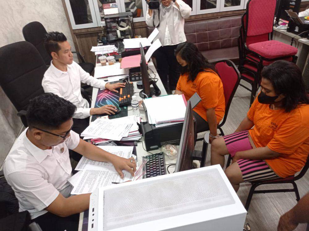 Dua pelaku penipuan rekrutmen tenaga kerja di Batam  (IDN Times/Putra Gema Pamungkas)