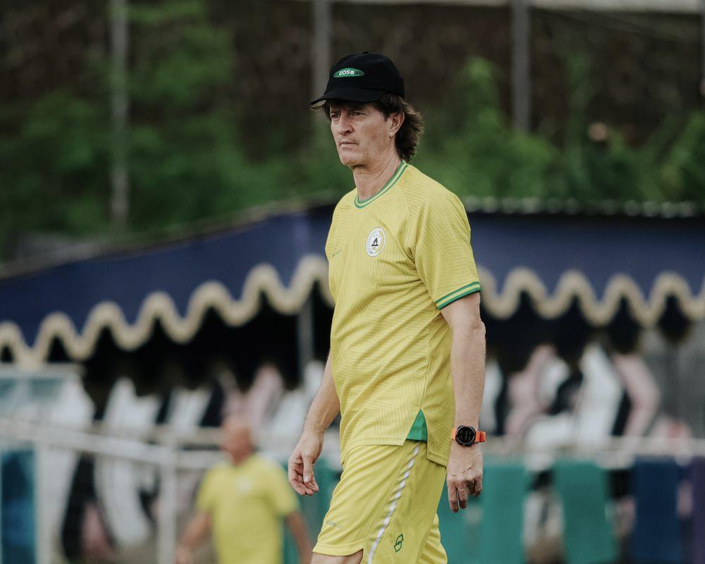 Pieter Huistra Ungkap Keinginan Bertahan Meski PSS Terdegradasi