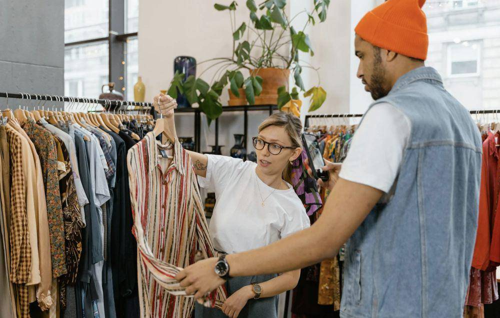 ilustrasi membeli baju (pexels.com/MART PRODUCTION)