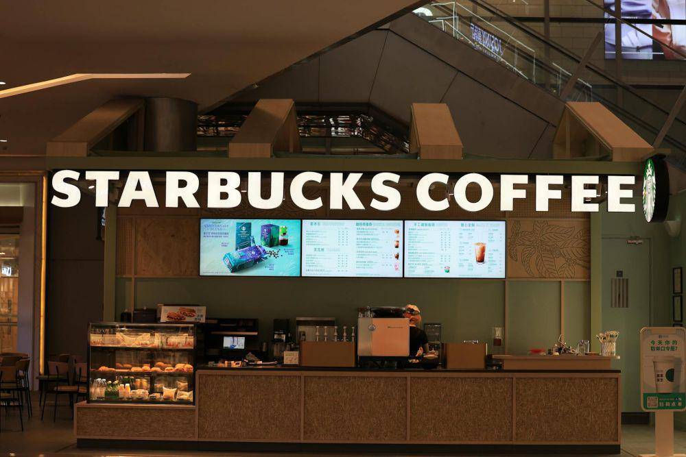 ilustrasi interior modern Starbucks Coffee (pexels.com/Andy Lee)