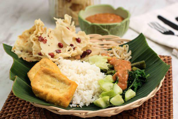 5 Warung Nasi Pecel Favorit di Trenggalek, Bumbunya Bikin Nagih!