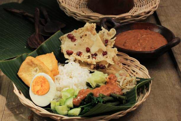 Ilustrasi nasi pecel. istockphoto.com/IkaRahma