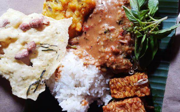 ilustrasi nasi pecel. istockphoto.com