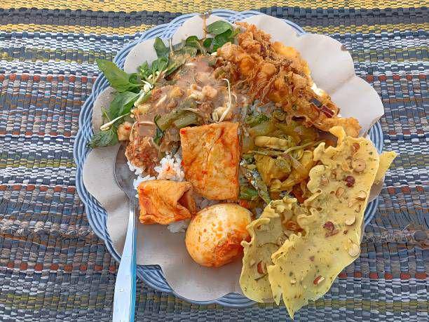 Ilustrasi nasi pecel. istockphoto.com