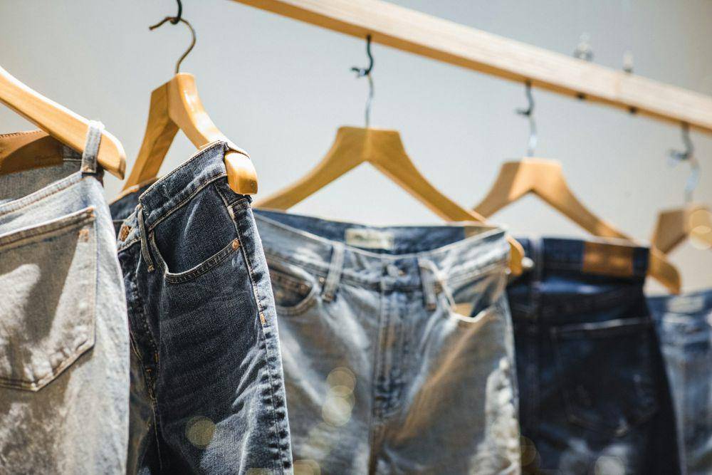 ilustrasi celana jeans (unsplash.com/Jason Leung)