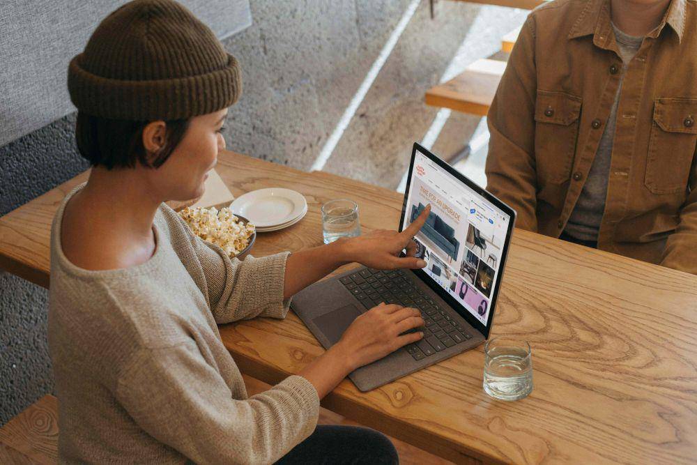 potret seorang wanita antusias dengan pekerjaannya (unsplash.com/Microsoft Edge)