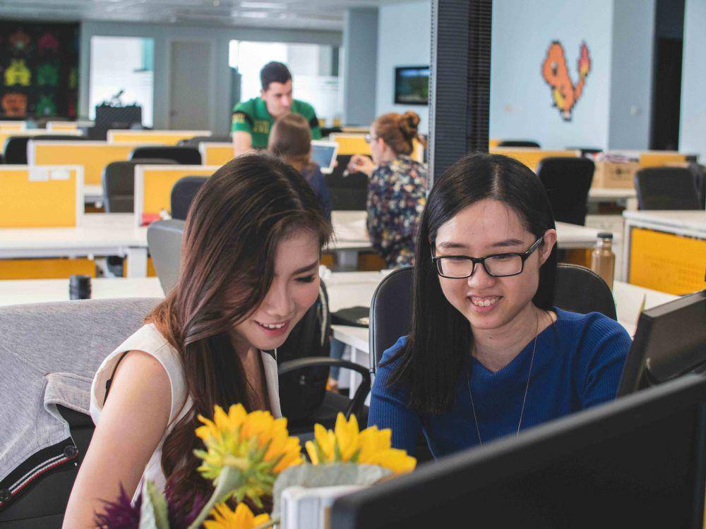 potret teman kerja di kantor (unsplash.com/Mimi Thian)