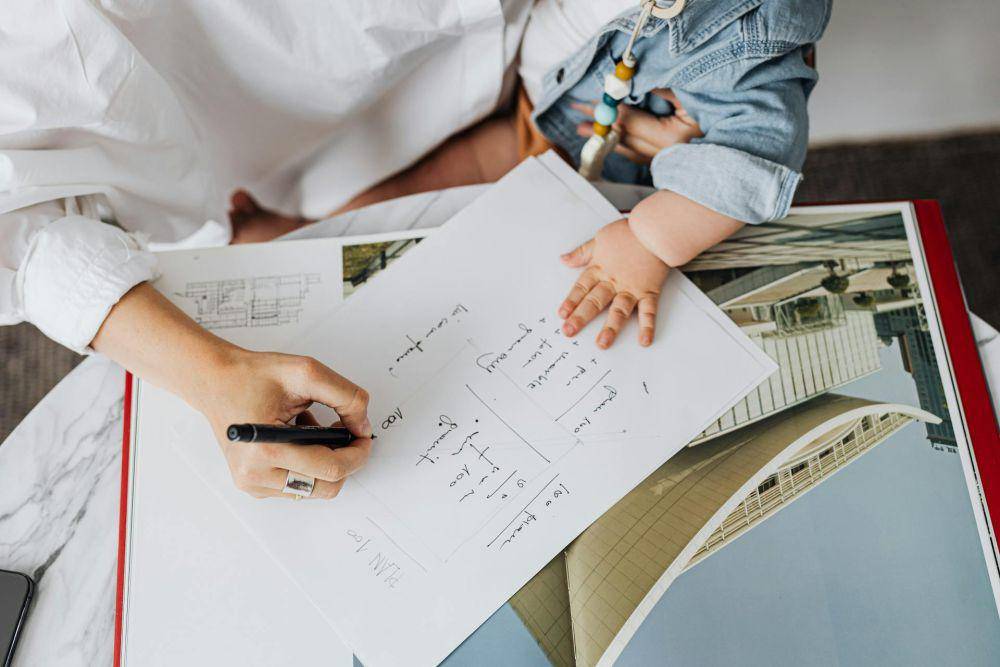 ilustrasi ibu membuat jadwal harian (pexels.com/@karolina grabowska)