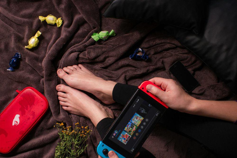 ilustrasi seseorang bermain game (pexels.com/Lucie Liz)