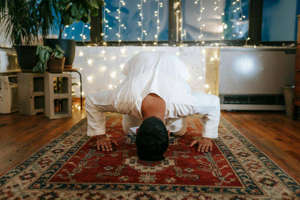 ilustrasi laki-laki salat (pexels.com/@michael burrows)