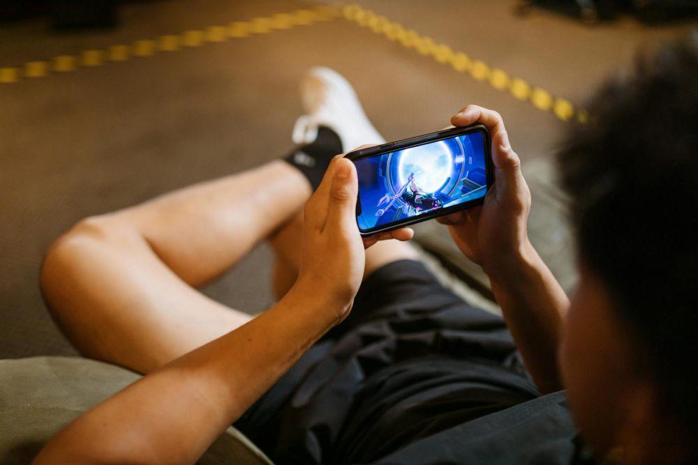 ilustrasi seseorang bermain game dengan mode game ponsel (pexels.com/RDNE Stock project)