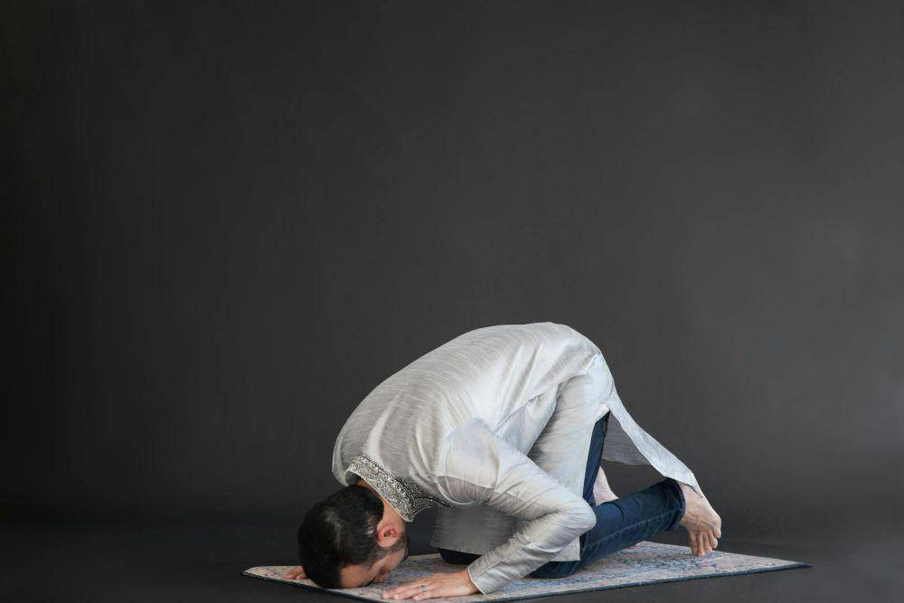 ilustrasi seseorang salat tarawih (pexels.com/RDNE Stock project)