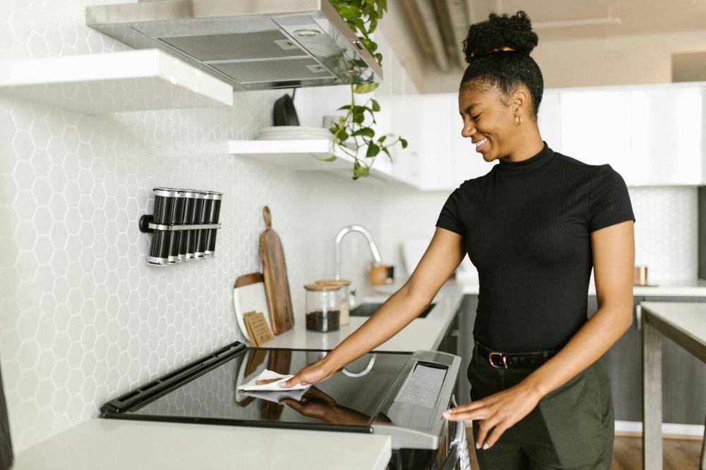 ilustrasi membersihkan dapur (pexels.com/@rdne)