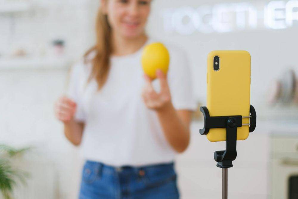 ilustrasi seseorang menggunakan tripod kamera (pexels.com/Anna Shvets)