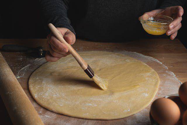 ilustrasi proses membuat cheese roll (pexels.com/Skyler Ewing)
