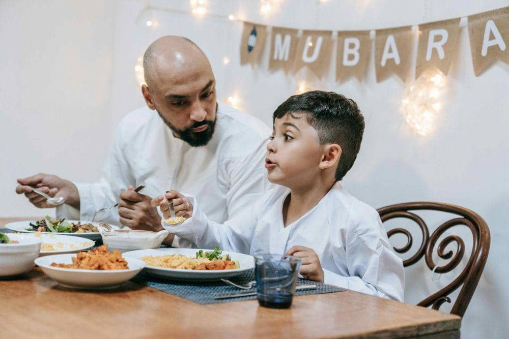 ilustrasi berbuka dengan anak (pexels.com/Timur Weber)