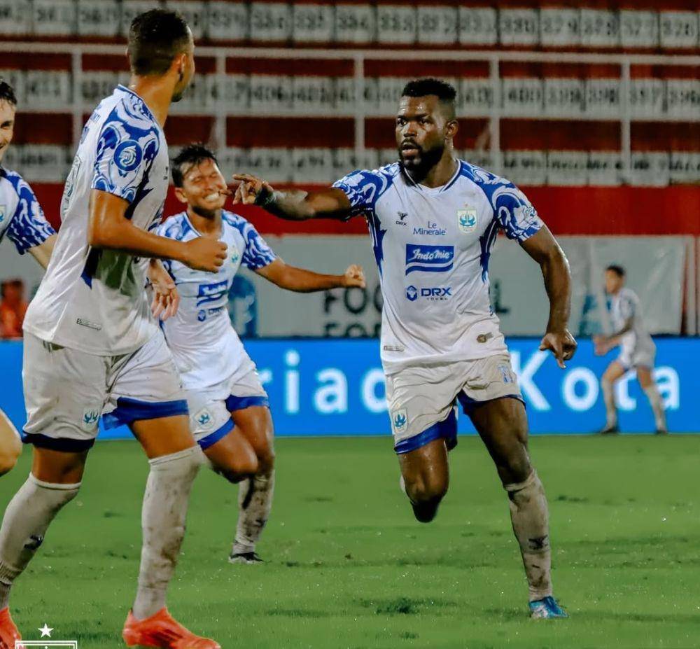 PSIS Semarang melawan Arema FC pada laga pekan ke-24 Liga 1 2024/2025 di Stadion Gelora Soepriadi Blitar, Senin (24/2/2025). (dok. PSIS)