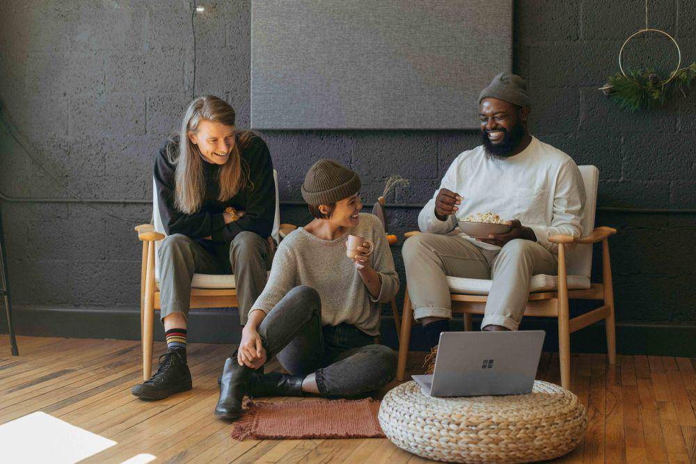 potret rekan kerja kompak saling mengobrol (unsplash.com/Surface)