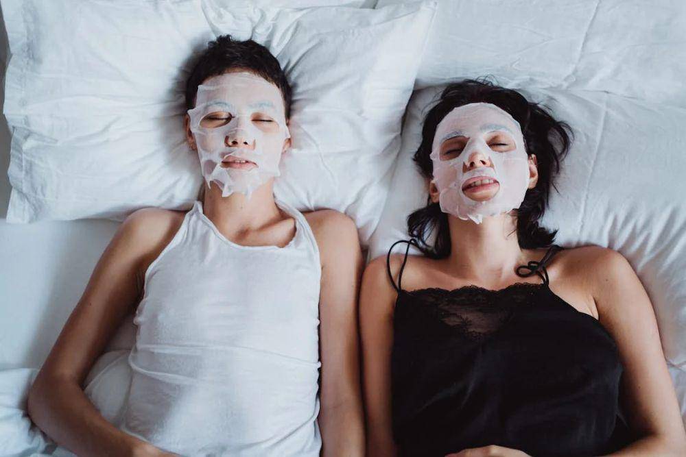 ilustrasi sleeping mask (pexels.com/Ketut Subiyanto)