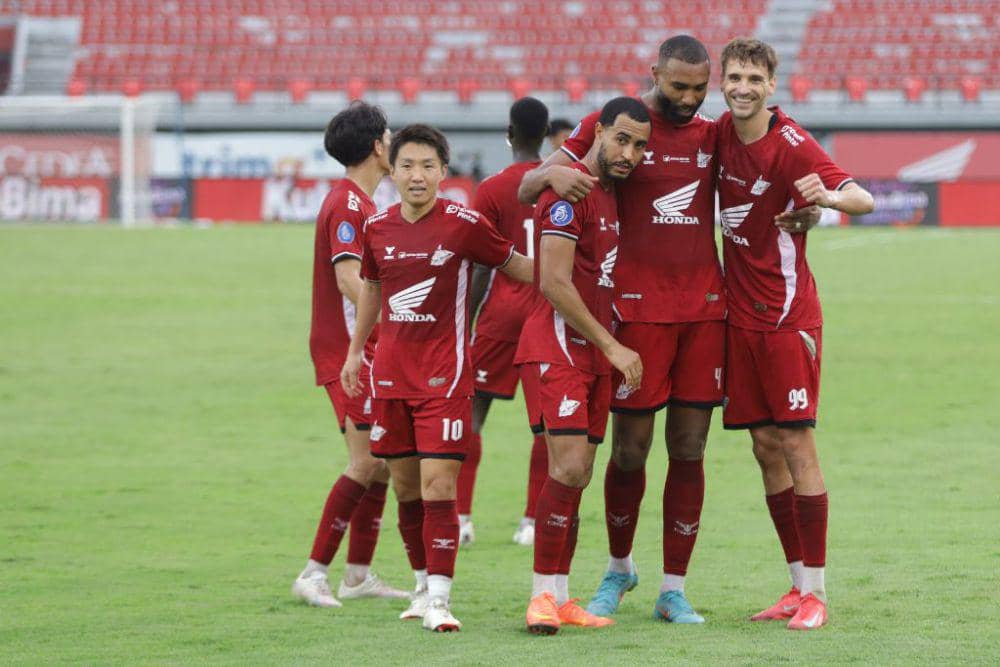 Para pemain PSM Makassar merayakan gol ke gawang Persija Jakarta dalam laga pekan ke-27 BRI Liga 1 2024/2025 yang berlangsung di Stadion Kapten Wayan Dipta Gianyar, 23 Februari 2025. (Dok. Ofisial PSM Makassar/Agung Dewantara)