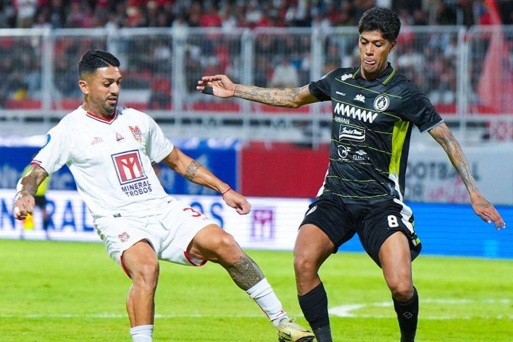 Salah satu momen pertandingan pekan ke-24 BRI Liga 1 2024/2025 antara Malut United versus PSS Sleman di Stadion Gelora Kie Raha Ternate, Minggu 23 Februari 2025. (Instagram.com/malutunitedfc)