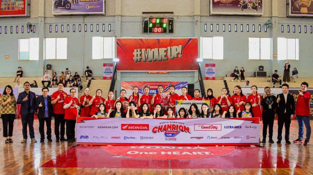 Tim putri Sutomo 1 Medan champion Honda DBL foto bersama dengan Ansor Hawari, Perwakilan DBL Indonesia, Edward Koharuddin, Komisaris PT. Indako Trading Coy, Leo Wijaya, Vice President Director PT. Indako Trading Coy dan pendukung Honda DBL (Dok. IDN Times)