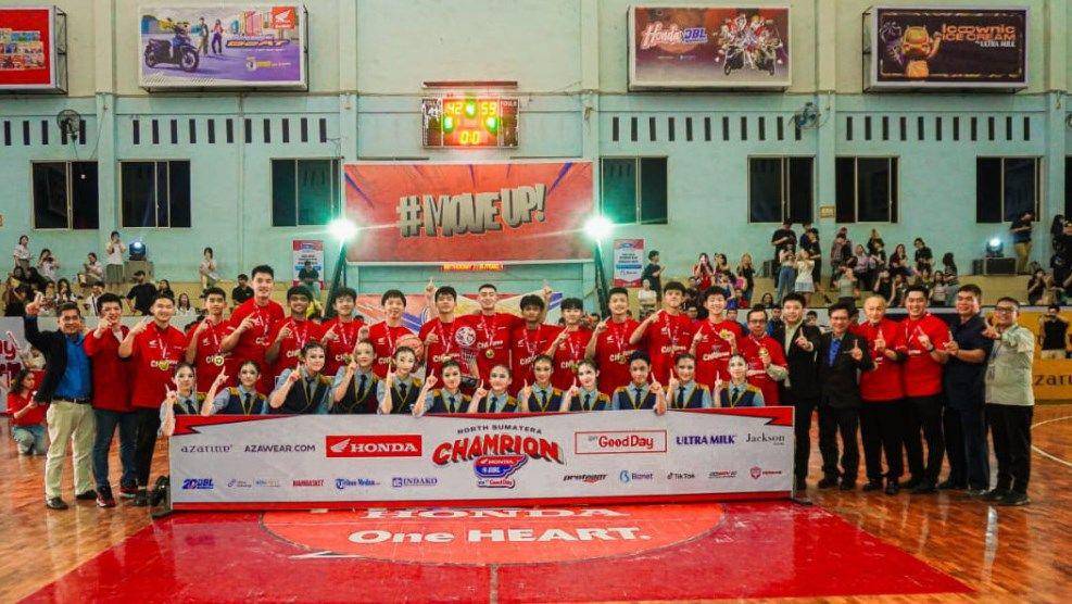 Tim putra Sutomo 1 Medan champion Honda DBL foto bersama dengan Ansor Hawari, Perwakilan DBL Indonesia, Edward Koharuddin, Komisaris PT. Indako Trading Coy, Leo Wijaya, Vice President Director PT. Indako Trading Coy dan pendukung Honda DBL (Dok. IDN Times)