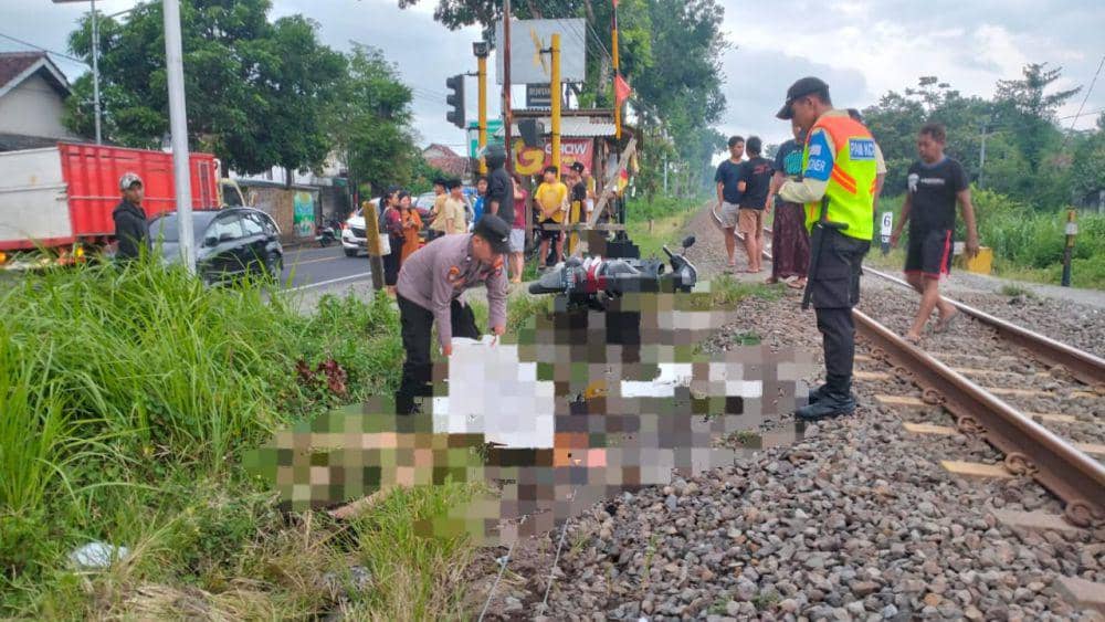 Pengendara motor meninggal usai tertemper kereta api di Tulungagung. IDN Times/ istimewa
