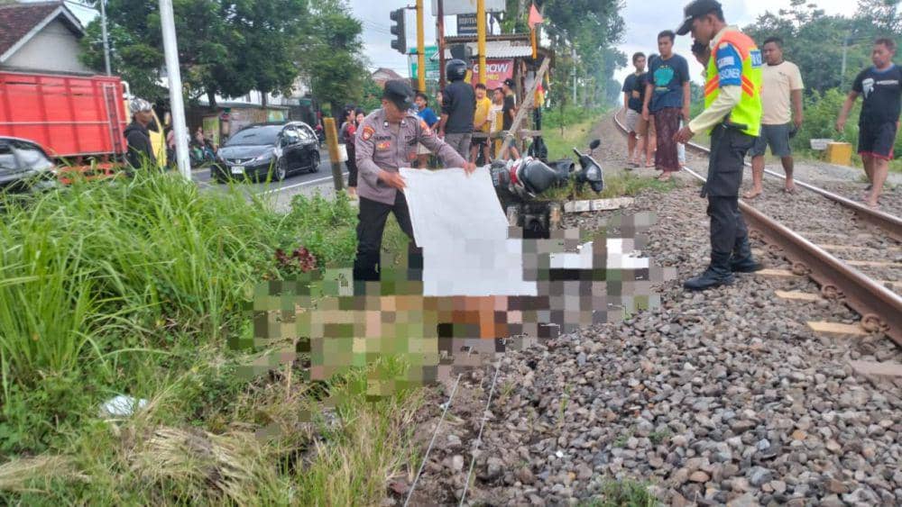 Pengendara motor meninggal usai tertemper kereta api di Tulungagung. IDN Times/ istimewa