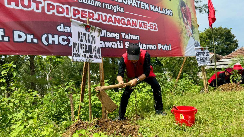 PDIP Jatim Tanam 2.500 Bibit Kopi di Donomulyo Malang