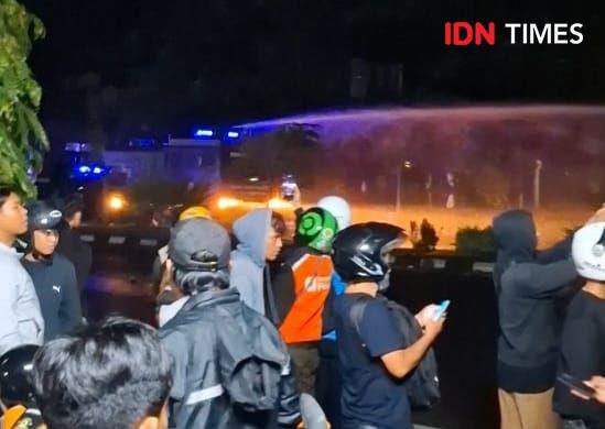 Polisi Bubarkan Paksa Massa Aksi Indonesia Gelap di Makassar