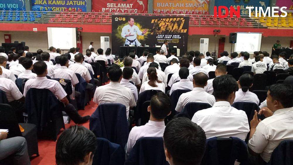 Ratusan wasit juri dan pelatih yang mengikuti penataran dan akreditasi saat menyimak materi ketua dewan wasit PB Forki Arif Nugraha, Senin (24/2/2025).(IDN Times/Cokie Sutrisno)