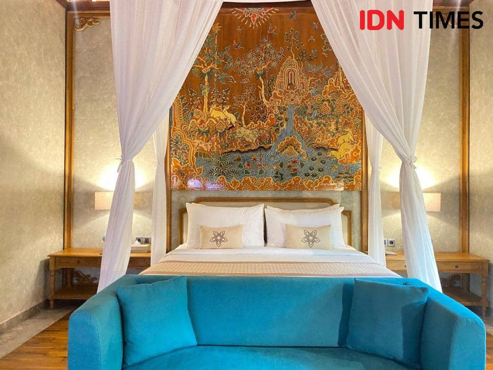 Kamar Terrace Pool Villa dengan lukisan seniman lokal Ubud. (IDN Times/Yuko Utami)