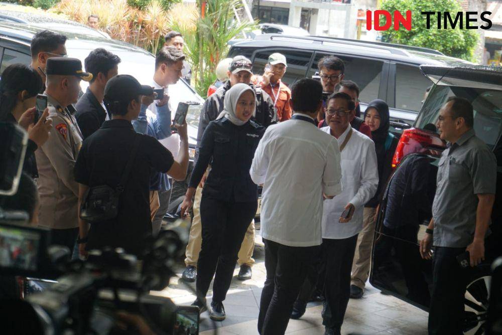 Gubernur Jakarta, Pramono Anung, tiba di lokasi retreat Akademi Militer (Akmil), Magelang, Jawa Tengah, bersama sejumlah kepala daerah dari PDIP, Senin (24/2/2025) siang. (IDN Times/Tunggul Damarjati)