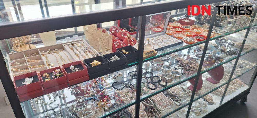 Koleksi aksesori di toko Dhafi Pearl. (IDN Times/Linggauni)
