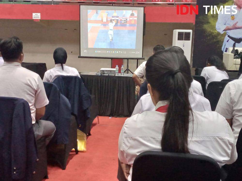 Cara menjaga kualitas wasit agar tetap terjaga adalah dengan mengikuti refreshing perwasitan, Senin (24/2/2025).(IDN Times/Cokie Sutrisno)
