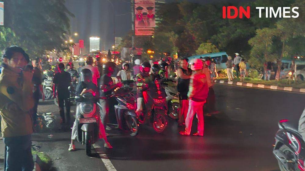 Situasi di Jl Urip Sumoharjo depan kampus UMI Makassar, Senin (24/2/2025) malam. IDN Times/Darsil Yahya