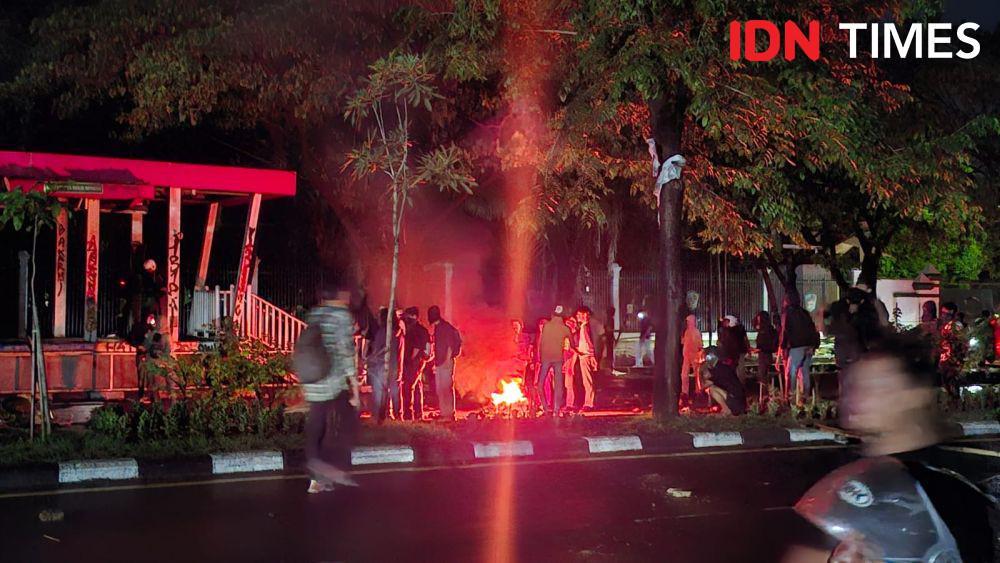 Demo Mahasiswa di Makassar hingga Malam, Jalan Utama Diblokir